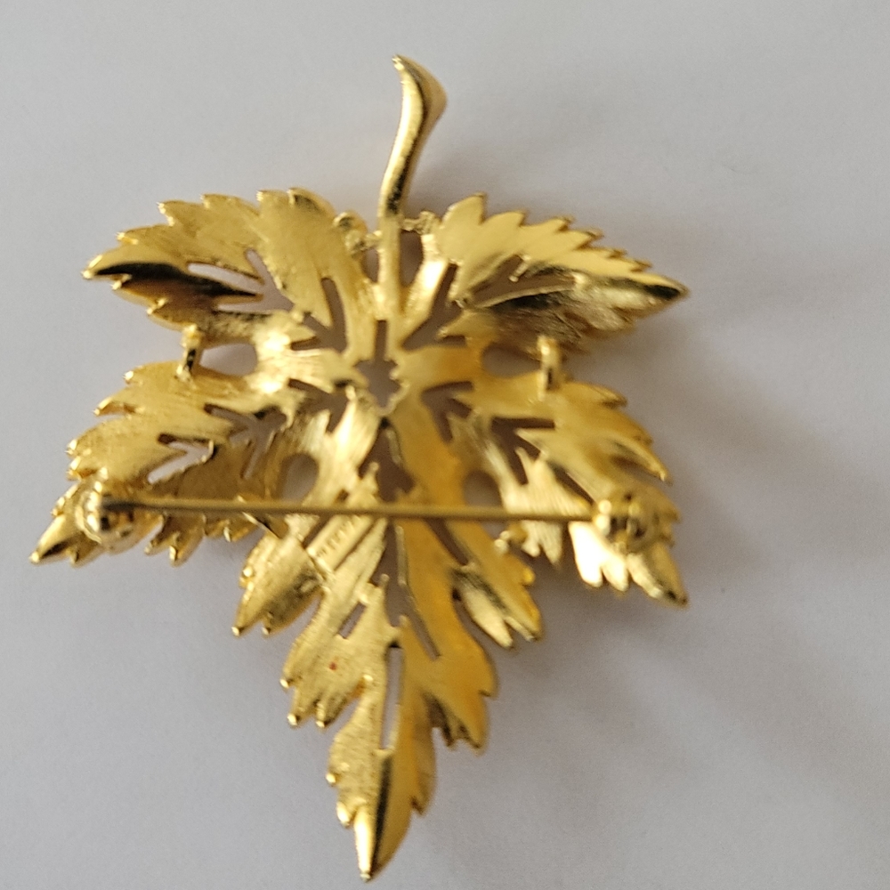 Vintage Trifari Gold Tone Leaf Brooch. - Picture 3 of 4